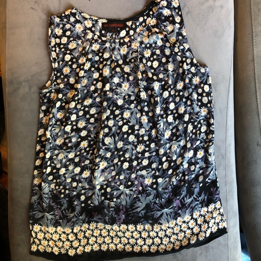SM wardrobe M/L top pleated at neckline, small daisies with gray white yellow